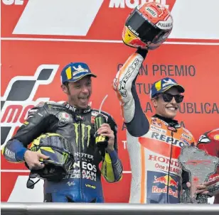  ?? // SPORT ?? Valentino Rossi felicitó a Marc Márquez tras su espléndido triunfo en Argentina y esta vez sí le dio la mano