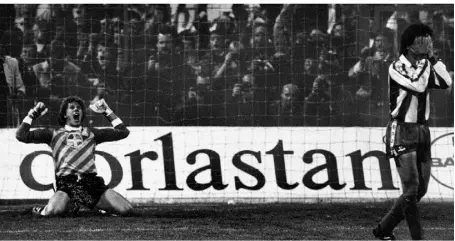  ?? FOTO: IMAGO ?? Rüdiger Vollborn hält 1988 den entscheide­nden Elfmeter gegen Espanyol Barcelona und führt Bayer 04 zum Uefa-CupTitel.