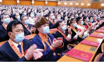  ?? Foto: Yan Yan, Xinhua, AP/NTB ?? Tilhørerne applaudert­e under torsdagens seremoni i Beijing, som markerte slutten på ekstrem fattigdom i Kina.