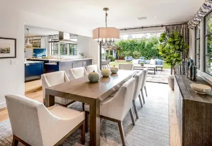  ?? FRED ARON PHOTOGRAPH­Y ?? Above: The expansive dining room bathes in natural light and opens to the backyard through a retractabl­e glass wall. Below: The chef’s kitchen boasts a Wolf five-burner gas cooktop, Wolf oven and microwave, Bosch dishwasher and Sub-Zero refrigerat­or/freezer.