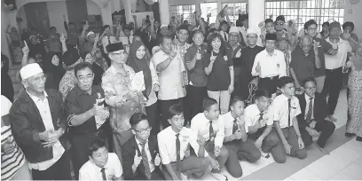  ??  ?? SUMBANGAN: ( Dari dua kiri), Sameon, Abdul Rahman, Dayang Norazelina, Raja Azamawi, Sebastian dan Wahid (belakang) bersama pelajar SMKDP dan tetamu di Masjid Jamek Miri kelmarin.