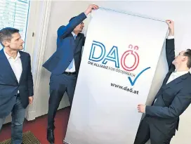  ??  ?? Dietrich Kops, Karl Baron und Klaus Handler sind die DAÖ. Im Landtag nehmen die Ex-Freiheitli­chen in der letzten Reihe Platz.