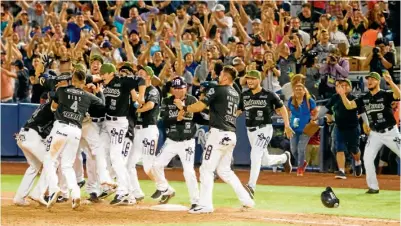  ??  ?? GLORIOSO. Jugadores de la novena de los Sultanes corren al diamante para celebrar el título de la LMB.