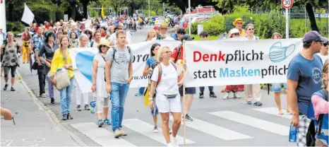  ?? FOTOS: SIEGFRIED HEISS ?? Von Weingarten aus machte sich der Umzug mit rund 3000 Teilnehmer­n auf den Weg zur Oberschwab­enhalle.