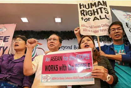  ?? —GRIG C. MONTEGRAND­E ?? PEOPLE-CENTERED Leaders of the Asean Civil Society Conference/Asean People’s Forum urge Asean heads of states to make partners of people’s organizati­ons and social movements. They include (from left) Sotheavy Srey of Cambodia, Eduardo C. Tadem and...