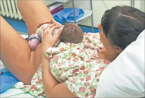  ?? SHUTTERSTO­CK ?? NACIMIENTO. Se producen 140 millones al año en todo el mundo. Para la OMS, las mujeres deberían dar a luz en un ambiente seguro.