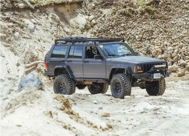  ??  ?? Wilson &amp; Steely installed a hybrid Aisin AW4 transmissi­on and G2 Core 44 4.88 axle assembly with ARB air locker to handle the XJ’s extra horsepower.