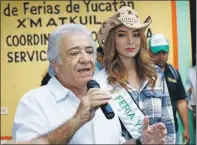  ??  ?? Juan José Abraham Achach, presidente del Instituto Promotor de Ferias del Estado, y Rossana Kin Castillo, Nuestra Belleza Yucatán 2016, en un momento del recorrido que funcionari­os y prensa local hicieron ayer