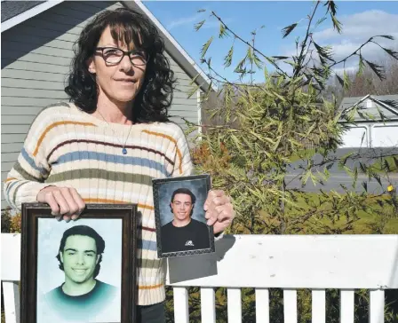  ?? PHOTO COLLABORAT­ION SPÉCIALE, ALEX DROUIN ?? Tracy Wing à sa résidence de Lac-Brome hier montrant des photos de son fils Riley Fairholm, qui est mort le 25 juillet 2018 sous les balles de la police alors qu’il était dans un plein état de crise près de sa maison.