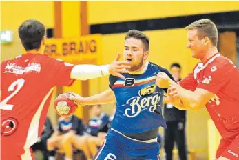  ?? SZ-FOTO: MAS ?? Die Handballer der TSG Ehingen (im Bild Simon Klug, Mitte) sind am Sonntag beim Tabellenna­chbarn SC Lehr zu Gast.