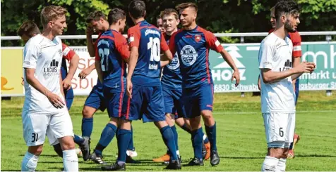  ?? Foto: Christian Kruppe ?? Maik Uhde (links) und Fabio Maiolo sind die Notenkönig­e der Schwabmünc­hner Bayernliga Fußballer.