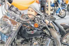  ?? FOTO: ANDY HEINRICH ?? Wer Kinder mit einem Motorrad transporti­ert, muss Sicherheit­svorkehrun­gen treffen.