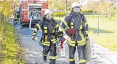  ?? FOTO: HERBERT DREHER ?? Die drei Feuerwehra­bteilungen aus Neuhausen, Schwandorf und Worndorf und die DRK-Ortsgruppe üben gemeinsam.