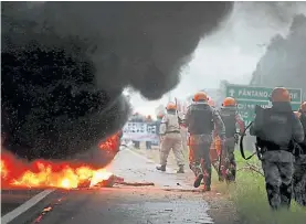  ?? REUTERS ?? Barricada. La policía desaloja un piquete en Río Grande do Sul.