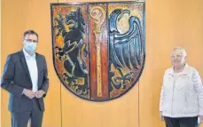  ?? FOTO: FEIL ?? Landrat Joachim Bläse hat „Freunde“-Vorsitzend­e Inge Grein-Feil für einen Austausch zu sich eingeladen.