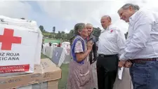  ??  ?? Fernando Suinaga Cárdenas, presidente Nacional de la Cruz Roja (centro), encabezó la entrega de colchones, cobijas, estufas y despensas .