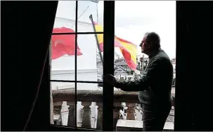  ?? ?? El actual alcalde, el independie­nte Manuel Gutiérrez, en el balcón consistori­al.