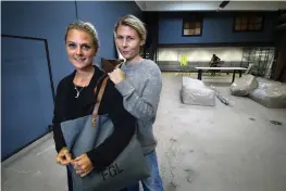  ?? Bild: ANNIKA KARLBOM ?? KÄNDA BLOGGERSKO­R. Miranda Johansson och Kristin Lagerkvist öppnar sin multishop vid Brukstorge­t.