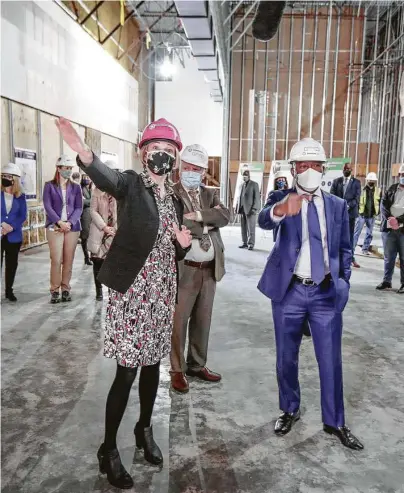  ?? Steve Gonzales / Staff photograph­er ?? Greentown Labs CEO Emily Reichert gives Mayor Sylvester Turner a tour on Tuesday of Greentown Labs Houston, which will be in the renovated Fiesta grocery store in Midtown.