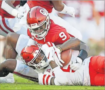  ?? [BRYAN TERRY/ THE OKLAHOMAN] ?? Oklahoma's Kenneth Murray (9) brings down Houston's Marquez Stevenson (5) for one of his team-high 13 tackles in the season opener Sept. 1.