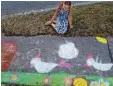  ??  ?? Anna Lena, 11, aus Aichach Walchsho fen hat sich Hahn und Henne auf einer saftigen Wiese gemalt – und auch einen Stall dazu.