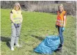  ?? FOTO: GERD MÄGERLE ?? Christina Schmid (l.) und Anita Parusel wollen möglichst viele Bürger im Landkreis motivieren, am 10. April wilden Müll einzusamme­ln.