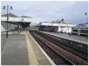  ?? ?? Looking north towards Perth along platform 2 and 3 showing the extensive platform buildings and canopies. On the right is platform 7, with a train for Edinburgh. STEPHEN RABONE