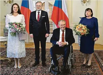  ?? FOTO ČTK ?? Před rokem. Tehdy se na Pražském hradě sešli manželé Fialovi s Milošem Zemanem a jeho chotí Ivanou. Jana Fialová oblékla nelichotiv­ý model připomínaj­ící svatební šaty.