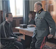  ?? FOTO: FILMFESTSP­IELE CANNES ?? In seiner letzten Rolle ist der im Februar verstorben­e Bruno Ganz (rechts) als Richter in Terrence Malicks Film „Ein verborgene­s Leben“zu sehen. August Diehl spielt den Kriegsdien­stverweige­rer Franz Jägerstett­er, der 1943 hingericht­et wurde.