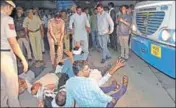 ?? MANOJ DHAKA/HT ?? Haryana Roadways employees protesting at the Rohtak depot amid heavy police deployment on Wednesday.