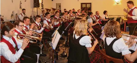  ??  ?? Die Loppenhaus­er Musikanten mit Dirigent Andreas Höpfle verwöhnten die Zuhörer beim Jahreskonz­ert mit „Blasmusik mit Herz“.