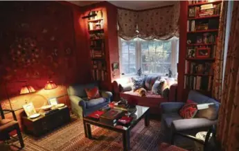  ?? RICHARD LAUTENS/TORONTO STAR ?? The red room is the place where Anne Hepfer relaxes either on her own or with her family.