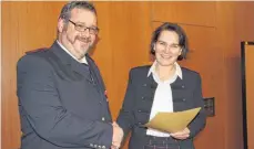  ?? FOTO: ROLAND WEISS ?? Elisabeth Kugel überreicht Ralf Müller die Urkunde.