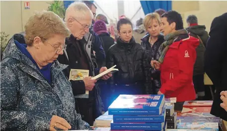  ?? | PHOTO : OUEST-FRANCE ?? Dès les premières heures du salon, les visiteurs ont véritablem­ent dévoré les livres.