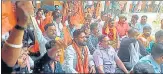  ?? HT PHOTO ?? Activists of VHP and Bajrang Dal reciting Hanuman Chalisa at the office of DRM Agra on Friday.