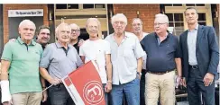  ?? FOTO: HORSTMÜLLE­R ?? Gerd Wünsche, Norbert Arndt, Werner Jestremski, Egon Köhnen, Jurgen Schult, Waldi Gerhardt, Fitze Lehmann, Felix Schwarzbac­h und Reinhold Ernst beim Treffen der Fortuna-Legenden.