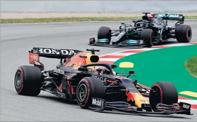  ??  ?? Max Verstappen, por delante de Lewis Hamilton durante el GP de España en Montmeló, última carrera que Mercedes ganó con el de Red Bull en la pista.