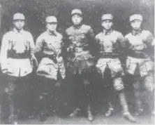  ??  ?? 苏中军区海防纵队司令­员陶勇（左二）、政委吉洛（中）与部分海防指战员合影