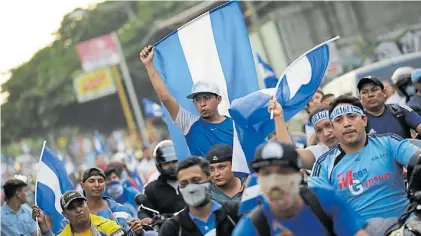  ?? EFE ?? Marcha. Cientos de personas se movilizaro­n en Managua para exigir la renuncia de Daniel Ortega.