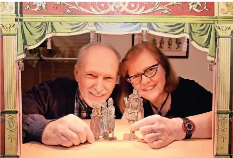  ?? FOTO: JÜRGEN MOLL ?? Seit 21 Jahren spielen Sieglinde und Martin Haase Stücke in ihrem Papierthea­ter und kümmern sich auch um den Erhalt der Kunstform.