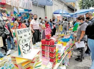  ?? MURICIO HUIZAR ?? a las calles de Mesones y Pino Suárez a comprar útiles