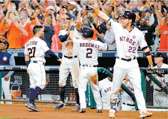 ??  ?? La celebració­n de los Astros de Houston en la quinta entrada