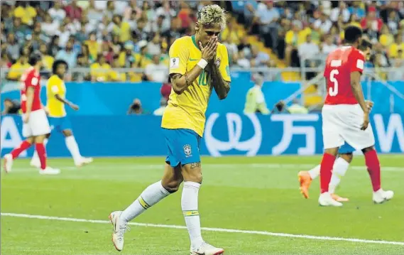 ?? FOTO: EFE ?? Neymar se lamenta tras fallar una ocasión El crack brasileño evidenció estar lejos de su mejor forma y de ello se contagió la canarinha, que no pudo pasar del empate ante Suiza