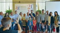  ??  ?? Foto di gruppo dei 13 «nuovi» italiani a cui, ieri, il sindaco di Pistoia, Alessandro Tomasi, ha conferito la cittadinan­za italiana La cerimonia, la prima di questo genere, si è svolta nella Sala Maggiore di palazzo comunale