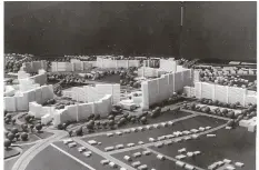  ??  ?? Der Alptraum vieler Huckinger um 1970: Das Modell der Angerbogen-Bebauung mit Hochhäuser­n für rund 20.000 Menschen. Es blieb beim Modell.