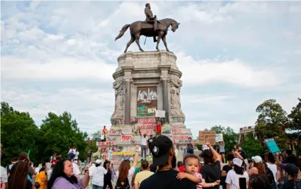  ?? AFP ?? Gente se reúne alrededor de la estatua de Robert E. Lee en Monument Avenue, en Richmond, Virginia, en medio de continuas protestas por la muerte de George Floyd.