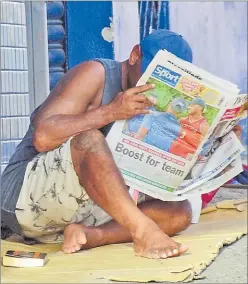  ?? Picture: ATU RASEA ?? A street dweller reads a copy of abode in Toorak, Suva. at his