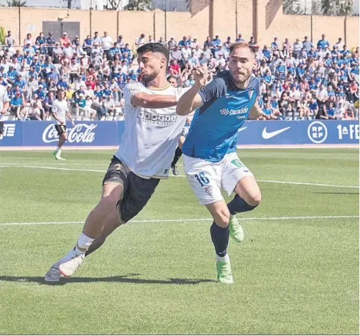  ?? SAN FERNANDO CD ?? Cristian Herrera, autor del gol de los azulinos, en un lance del partido.