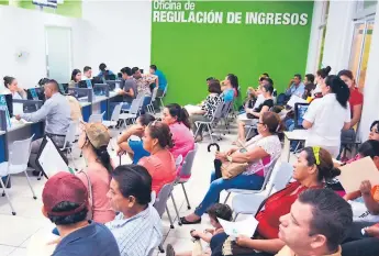  ??  ?? SERVICIO. Las oficinas municipale­s de regulación de ingresos están ubicadas en el centro comercial de Galerías del Valle.