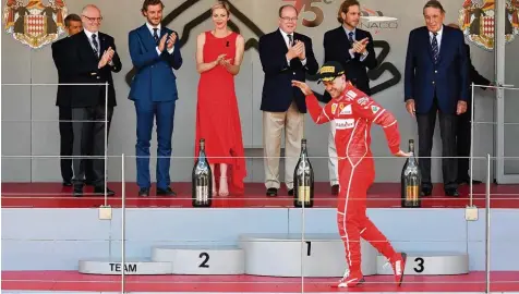  ?? Foto: Pascal Guyot, afp ?? Charlène Grimaldi ist seit ihrer Hochzeit mit Albert (rechts von ihr) Fürstin von Monaco. Auf Wohltätigk­eitsverans­taltungen musste sie schon mit reichlich untalentie­rten Tän zern schunkeln. Sie dürfte trotzdem froh gewesen sein, dass Sebastian Vettel...